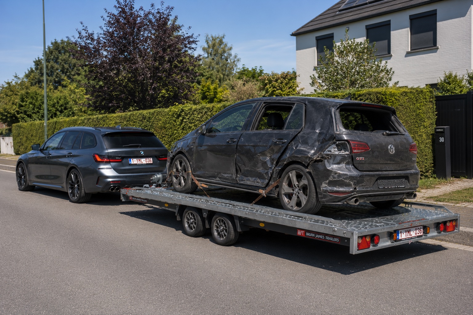 Volkswagen Golf accidentée transportée sur le plateau PAT Solutions