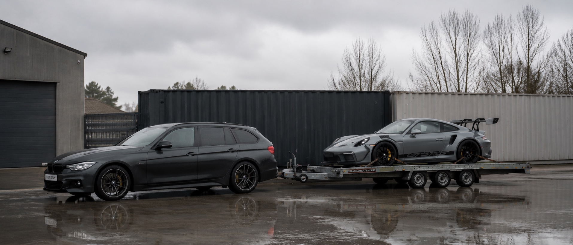 Porsche 911 GT3 RS arrimée sur le plateau PAT Solutions, attelée au véhicule tracteur